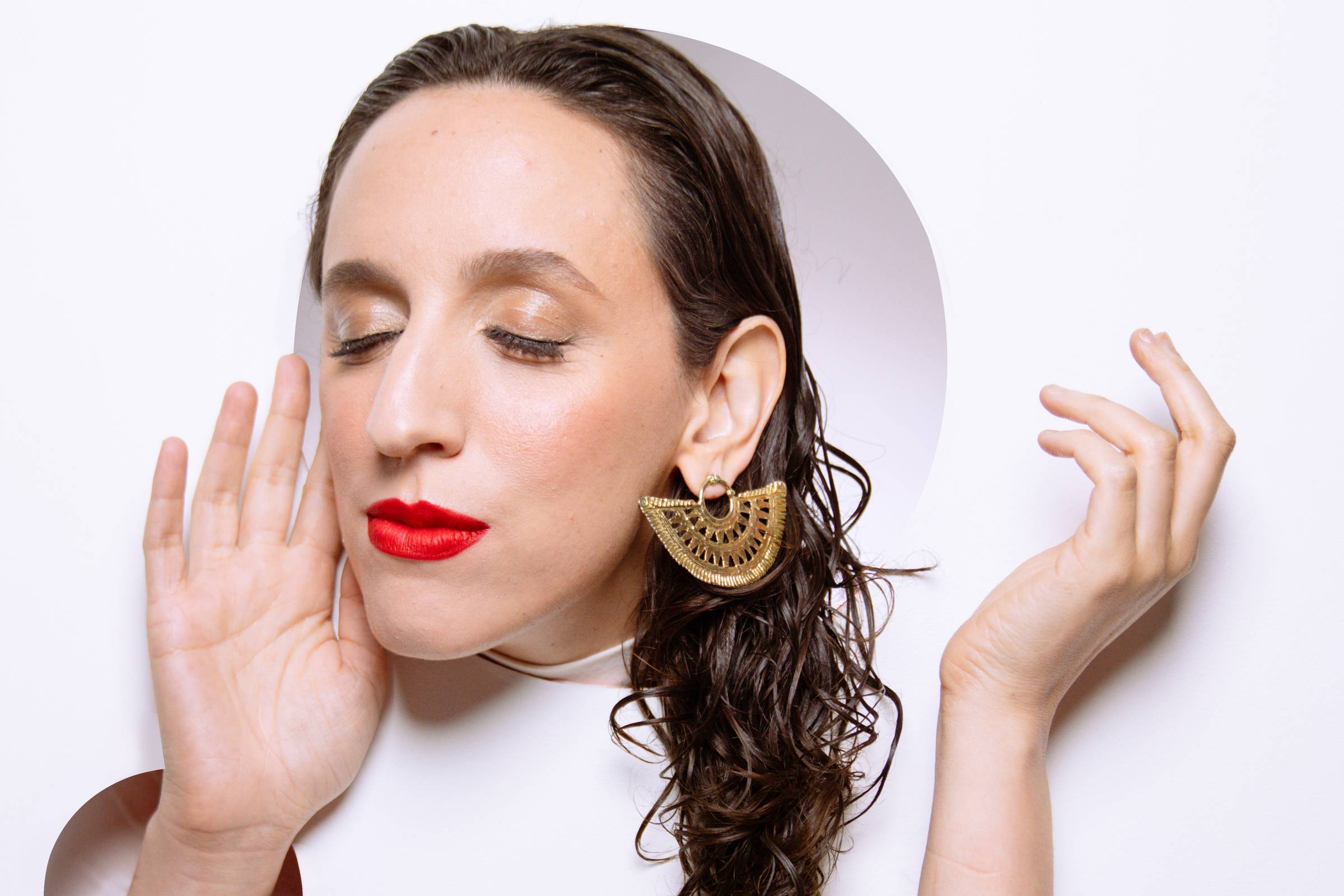 Marina Melo lança 'Ousar Abrir' com arranjos sonoros ousados e letras impactantes A cantora Marina Melo que lança o disco 'Ousar Abrir' (Foto: Divulgação)