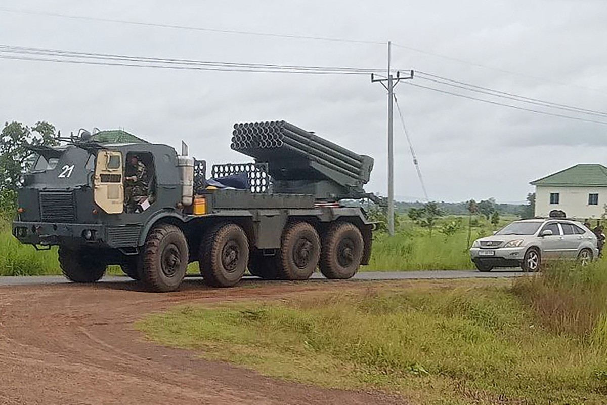 Tailândia evacua 100 mil civis em meio a tensões com o Camboja Um lançador múltiplo de foguetes BM-21 cambojano retorna da fronteira entre Camboja e Tailândia, enquanto tropas dos dois países trocavam tiros (Foto: AFP).