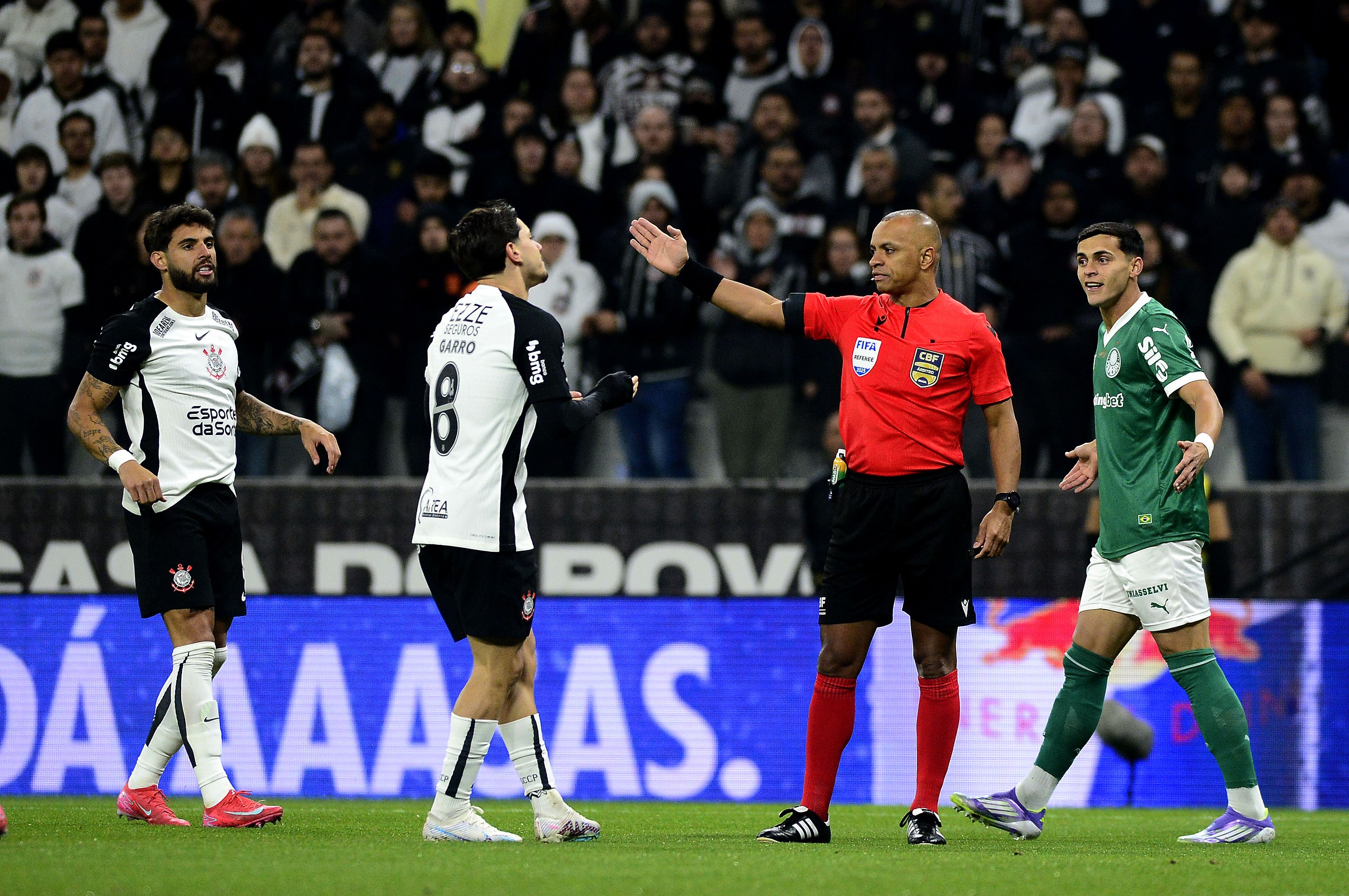VAR analisa pênalti e anula gol em emocionante clássico do futebol Foto: Reprodução