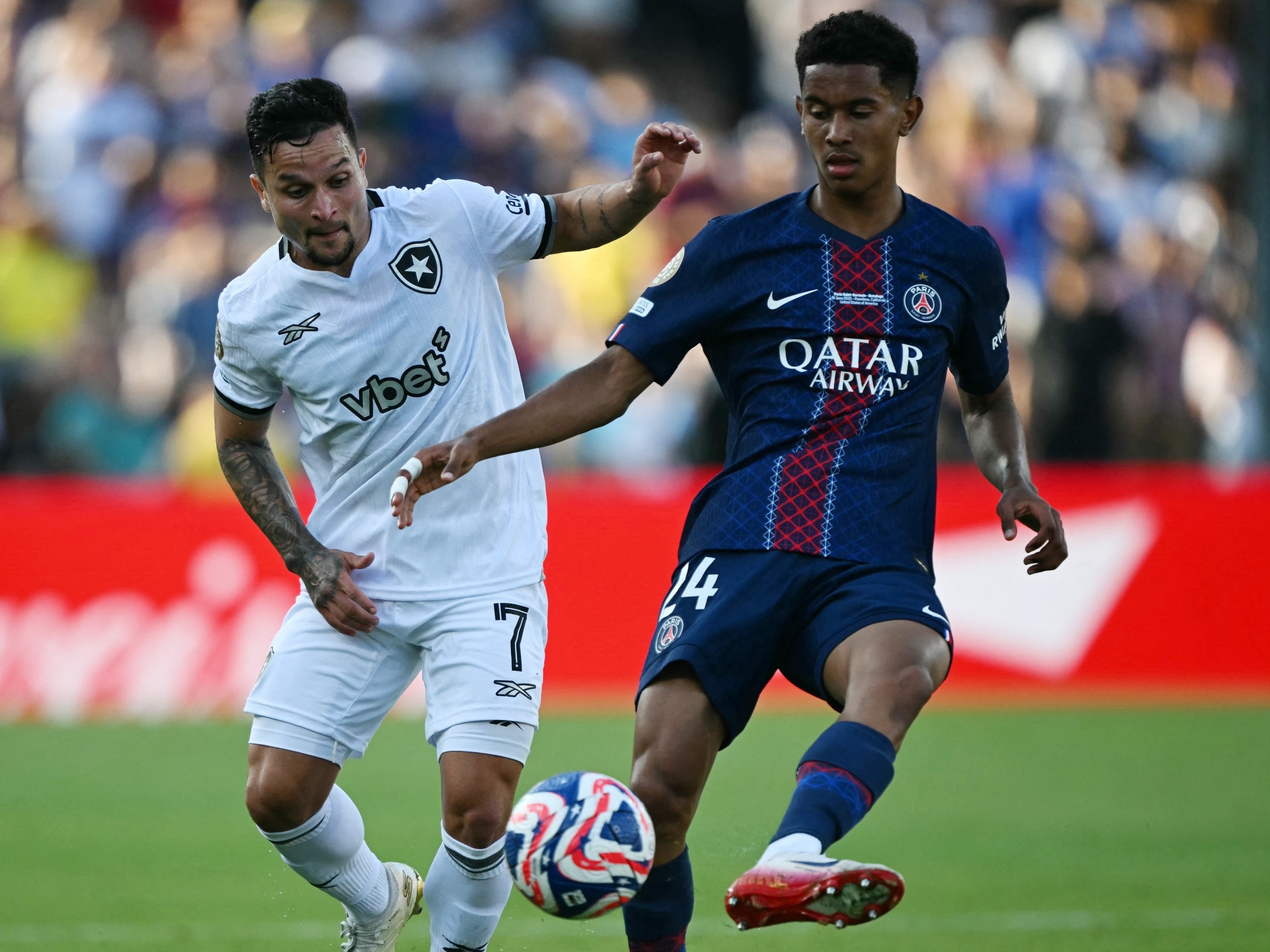 Botafogo decide futuro dos 'heróis de guerra' sem garantir vaga na competição Artur em ação durante PSG x Botafogo, jogo do Mundial (Foto: YURI CORTEZ / AFP)
