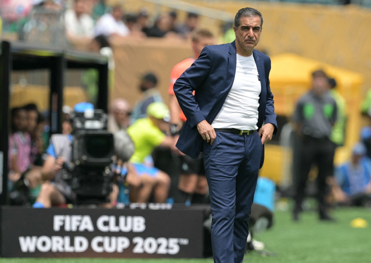 Renato Paiva foi demitido do Botafogo (Foto: JUAN MABROMATA / AFP)