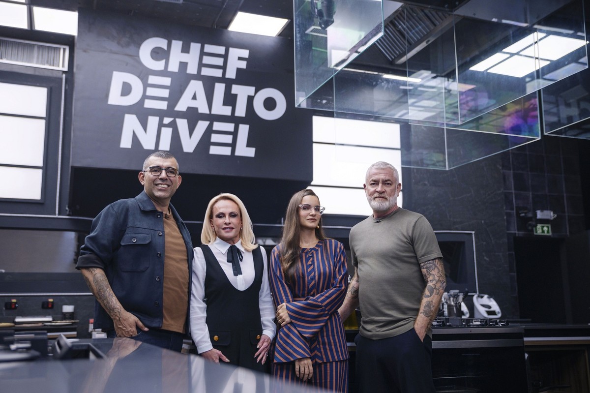 Ana Maria Braga com os mentores de ‘Chef de alto nível’ (Foto: Globo/Beto Roma)