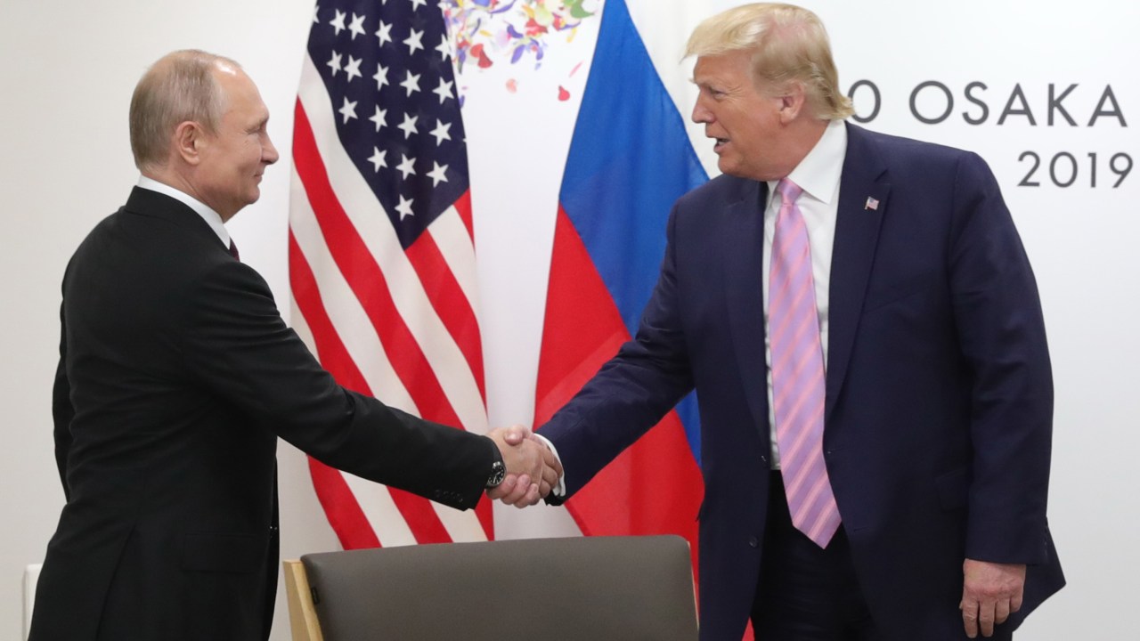 EUA ameaçam Brasil e Índia com sanções enquanto negociam com a Rússia O presidente da Rússia, Vladimir Putin, cumprimenta o presidente dos Estados Unidos, Donald Trump, durante uma reunião na cúpula do G20 em Osaka, Japão - 28/06/2019 (Foto: Mikhail Klimentyev/SPUTNIK/AFP)
