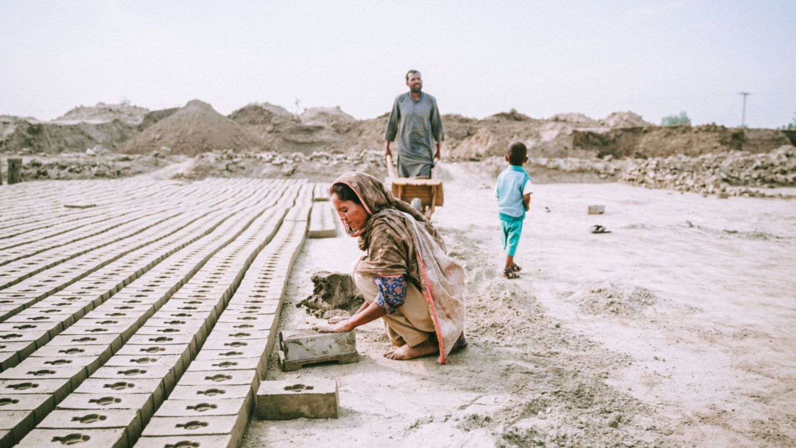 Ministério atua para libertar mais de 100 cristãos em situação de escravidão no Paquistão Muitas famílias cristãs sofrem por anos com o trabalho escravo nas fábricas de tijolos. (Foto: Reprodução/Global Christian Relief)