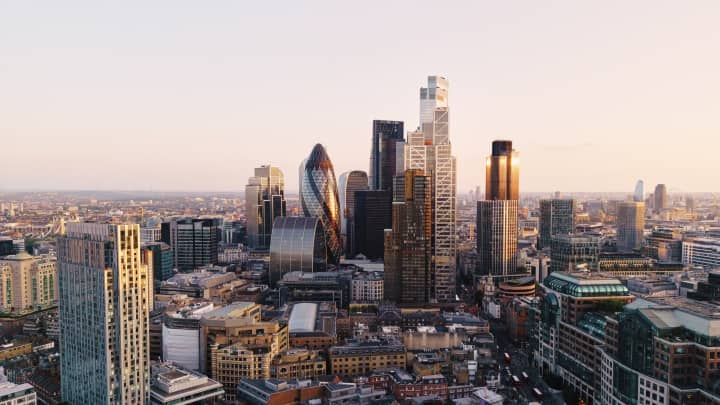 O horizonte da cidade de Londres ao pôr do sol. (Foto: Gary Yeowell | Digitalvision | Getty Images)