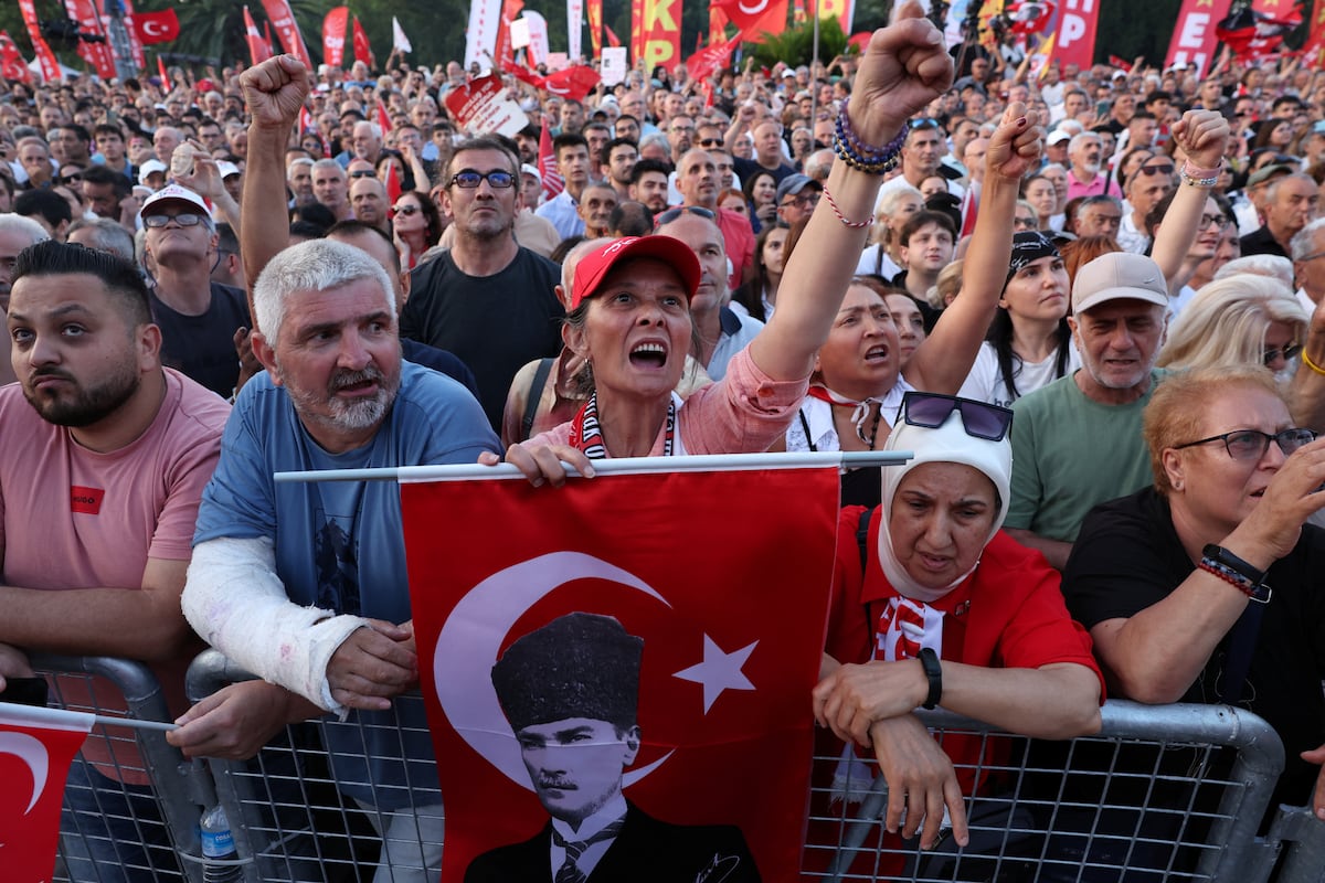 Erdogan intensifica repressão e pressiona principal partido de oposição na Turquia Manifestação de protesto pelo encarceramento do prefeito de Istambul, Ekrem Imamoglu, em 1º de julho. (Foto: Dilara Senkaya/REUTERS)