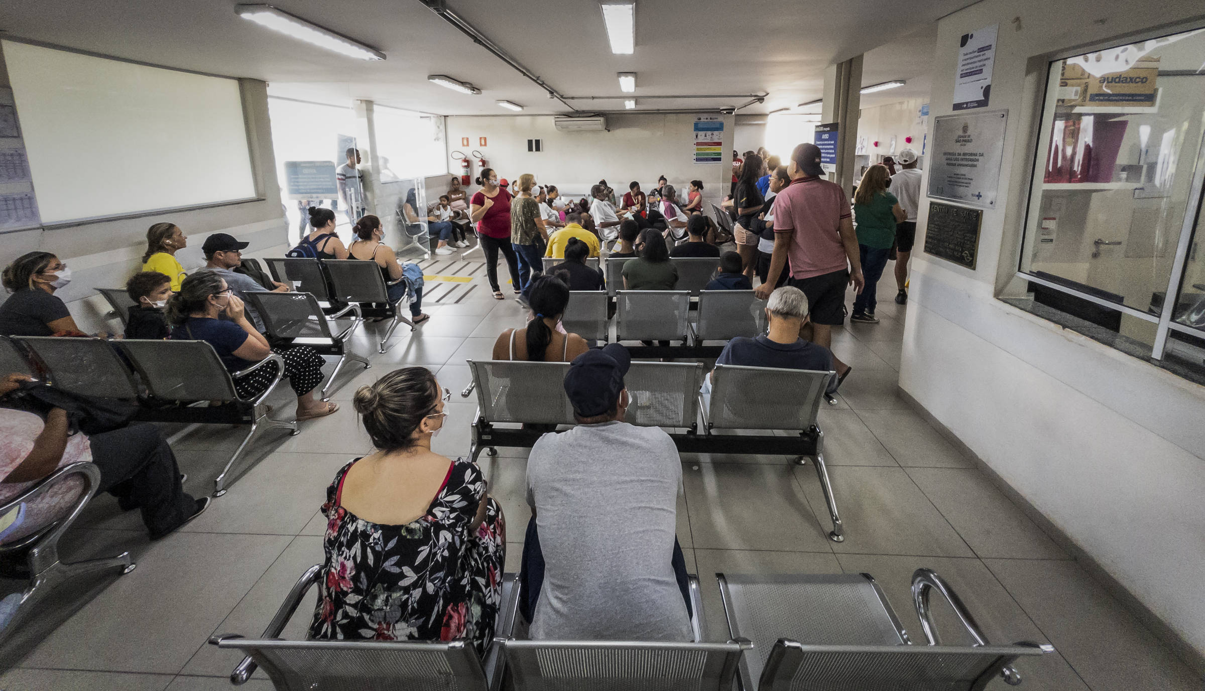 59% das unidades básicas de saúde no Brasil têm apenas um médico disponível Pacientes aguardam atendimento na AMA/UBS Parque Anhanguera, na zona norte de São Paulo; relatório destaca que parcela expressiva das unidades necessita de reforma ou ampliação (Foto: Bruno Santos - 4.abr.2024/Folhapress)