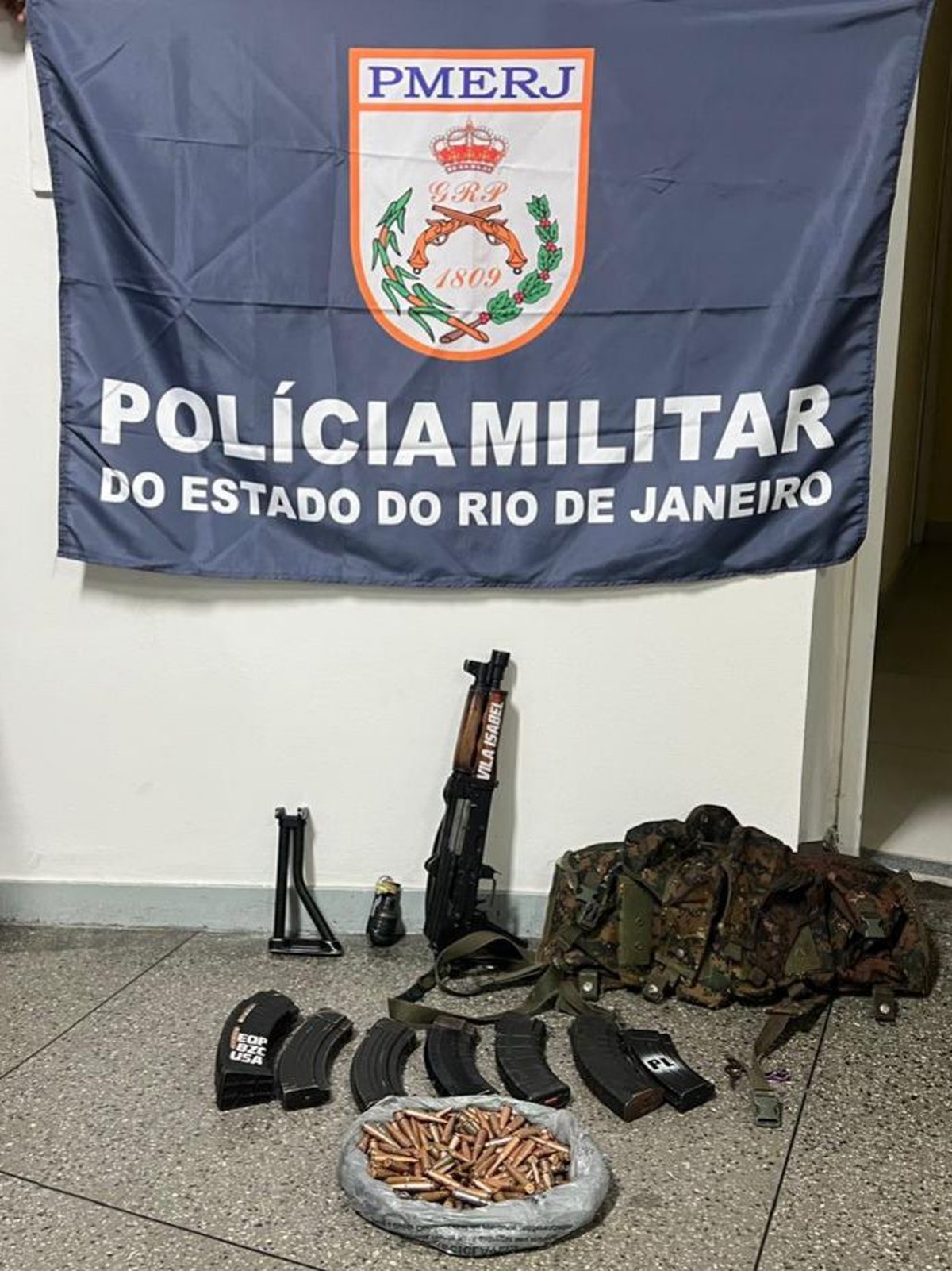 Tiroteio assusta novamente moradores do Morro dos Macacos em Vila Isabel Tiroteio assusta novamente moradores do Morro dos Macacos em Vila Isabel
