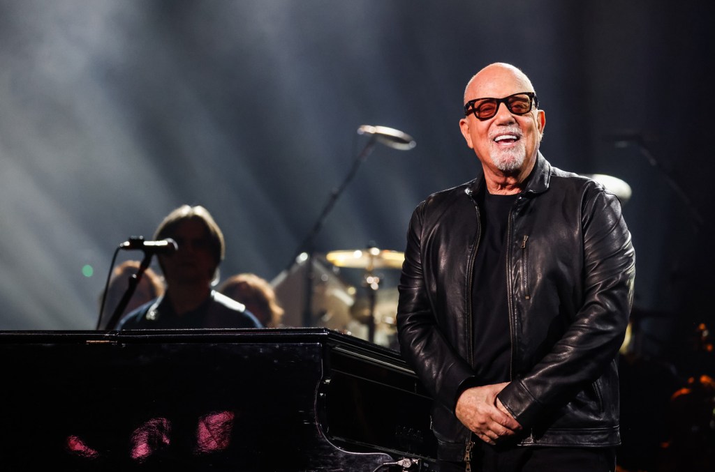 ‘Billy Joel: And So It Goes’ é lançado e pode ser assistido online sem TV a cabo A partir de sexta-feira, 18 de julho, 'Billy Joel: And So It Goes', uma minissérie em duas partes, estreia: Veja como encontrar, assistir e transmitir online. (Foto: Reprodução)