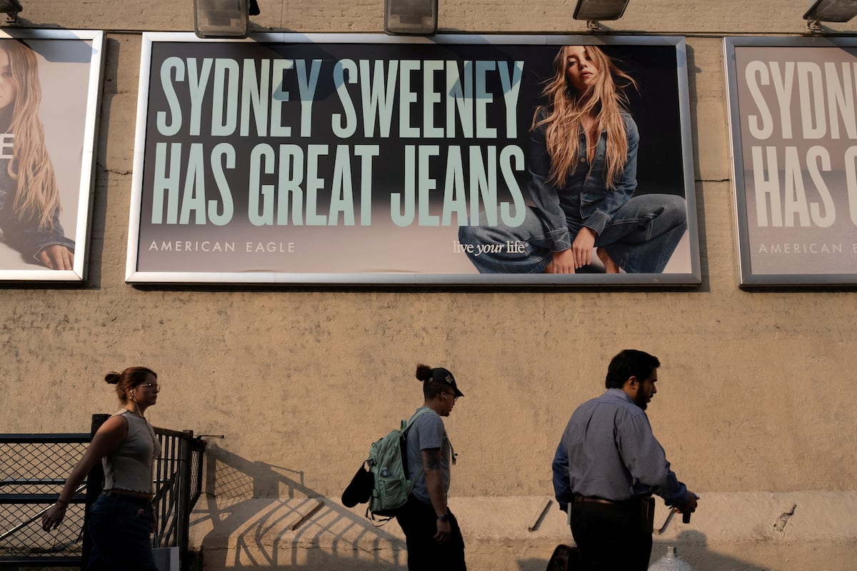 Ações da American Eagle disparam após apoio de Trump a campanha com Sweeney Campanha publicitária da American Eagle utilizando como reclamo a atriz Sydney Sweeney, em Nova York, este lunes. (Foto: DAVID 'DEE' DELGADO / REUTERS)