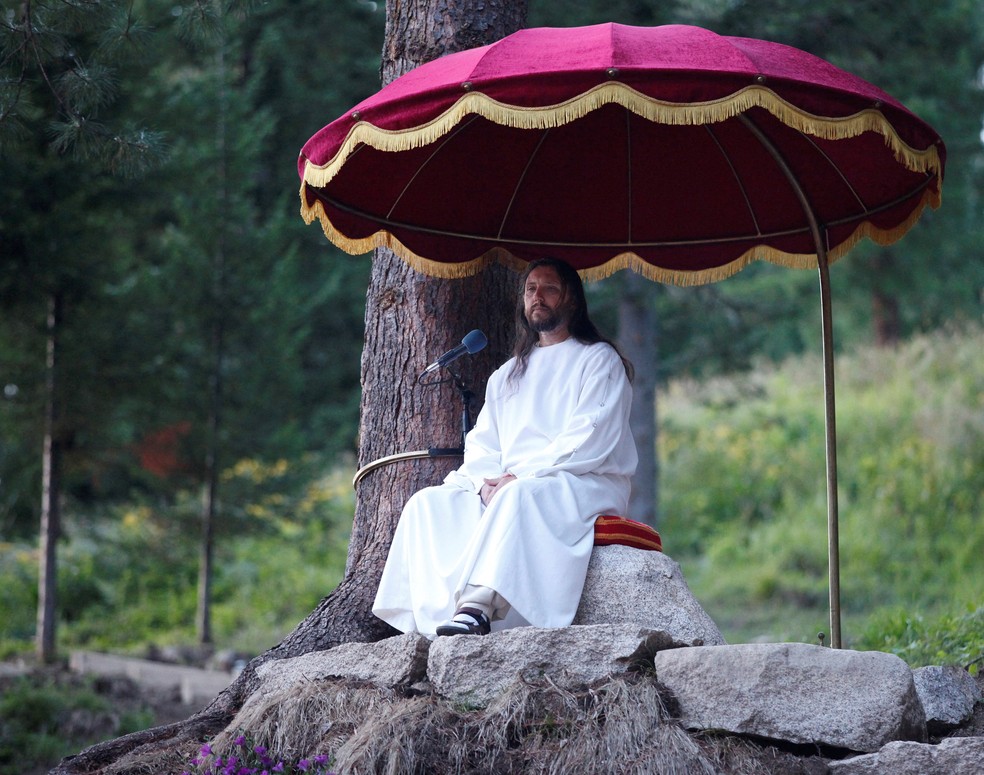 Rússia envia 'Jesus da Sibéria' para campo de prisioneiros em nova repressão Vissarion, que diz ser o novo Cristo, conduz um culto durante celebração do 'Feriado dos Bons Frutos' em uma vila a sudeste da cidade siberiana de Krasnoyarsk, na Rússia (Foto: Ilya Naymushin/Reuters)