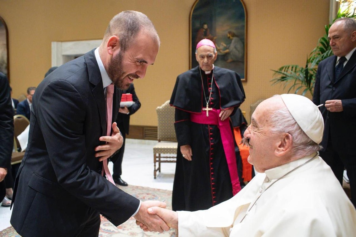 Papa Francisco recebe economistas e propõe plano para crises de dívida e desenvolvimento Martín Guzmán em encontro com o papa Francisco no Vaticano: A Comissão do Jubileu foi nomeada pelo Papa Francisco em fevereiro de 2025 para marcar o Ano Jubilar de 2025, quando a Igreja Católica enfatiza o perdão das dívidas e o combate à injustiça e à desigualdade (Foto: Vatican Media)
