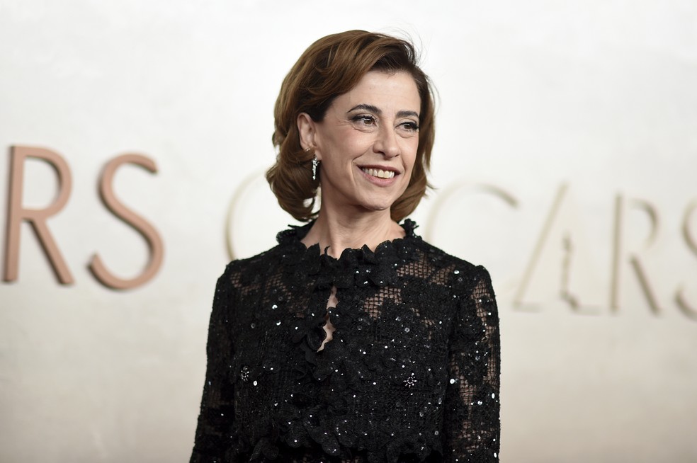 Dez brasileiros, incluindo Fernanda Torres, são convidados para a Academia do Oscar Fernanda Torres no tapete vermelho do Oscar 2025, em Los Angeles (EUA) (Foto: Richard Shotwell/Invision/AP)