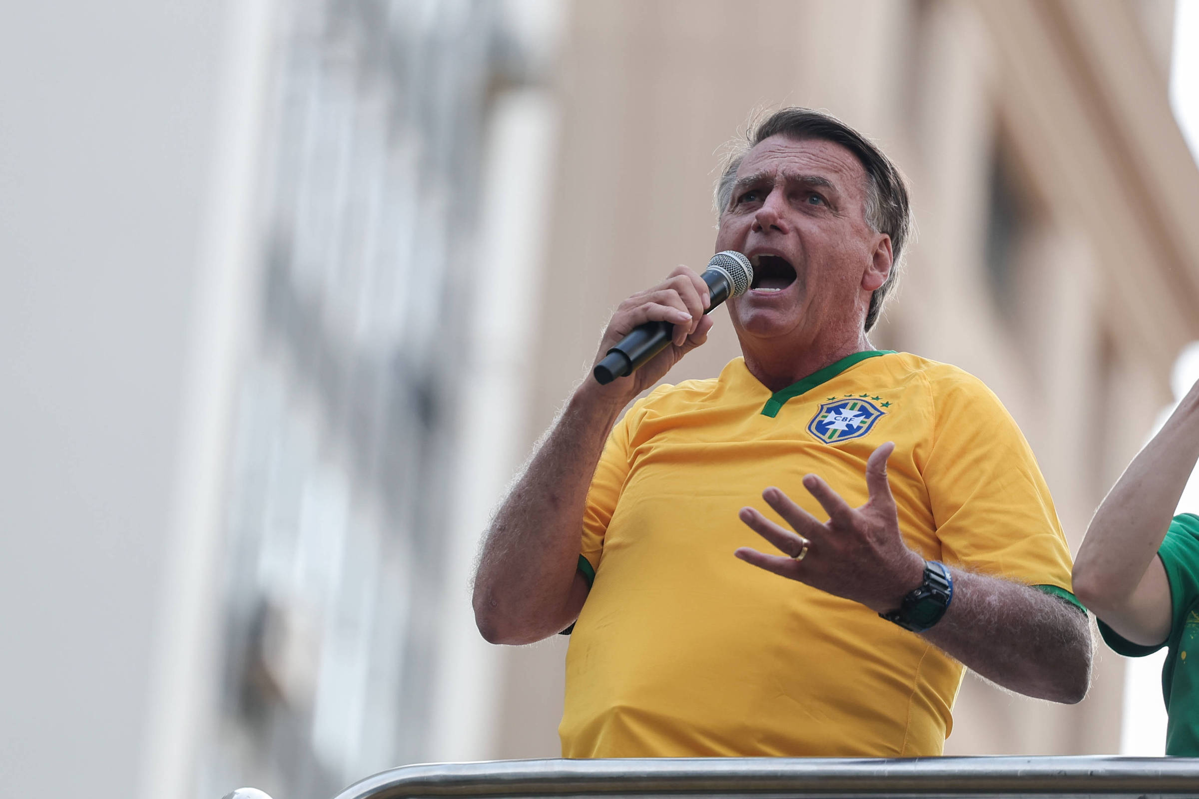 O ex-presidente Jair Bolsonaro discursa em ato com apoiadores na avenida Paulista (Foto: Danilo Verpa - 25.fev.24/Folhapress)