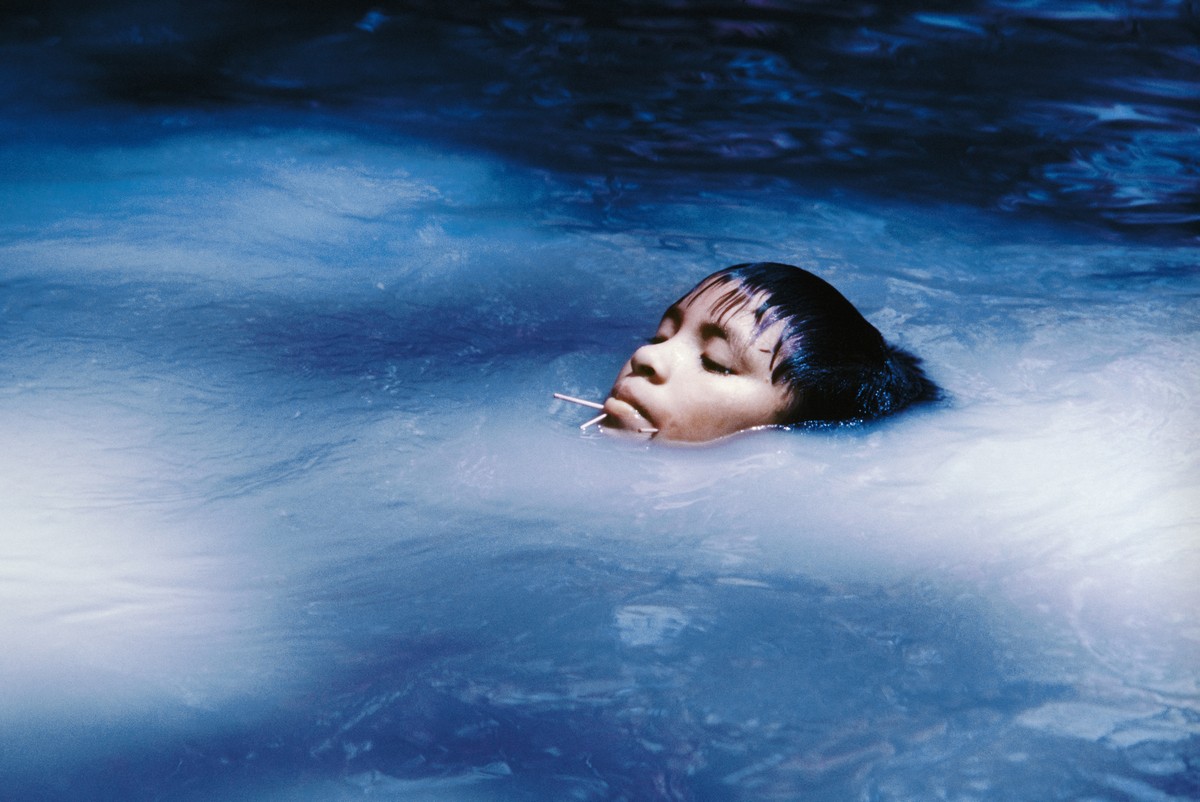 Museus e centros culturais do Rio de Janeiro apresentam exposições imperdíveis Susi Korihana Theri, a young girl, in an igarapé, in a photo from the series 'The Forest' — Photo: Photos de Divulgação/Claudia Andujar/Cortesia Galeria Vermelho
Susi Korihana Theri, uma jovem, em um igarapé, em foto da série 'A floresta' (Foto: Fotos de Divulgação/Claudia Andujar/Cortesia Galeria Vermelho)