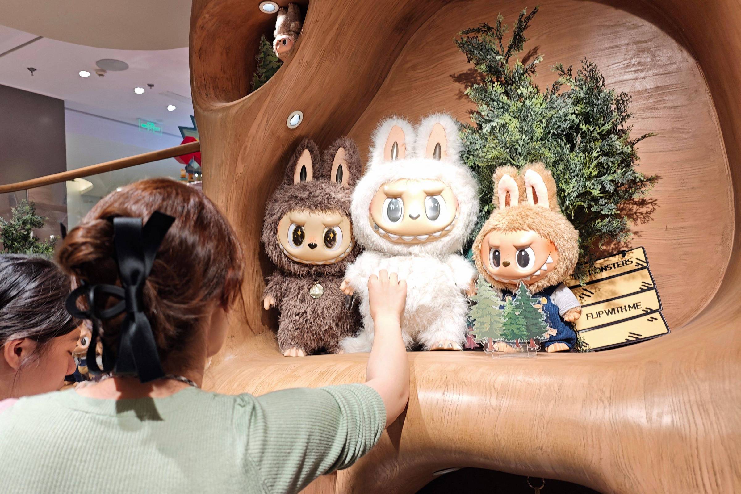 Marcas chinesas ampliam presença global além dos populares bonequinhos Labubu Boneco Labubu em loja da empresa Pop Mart em Xangai, na China (Foto: AFP)