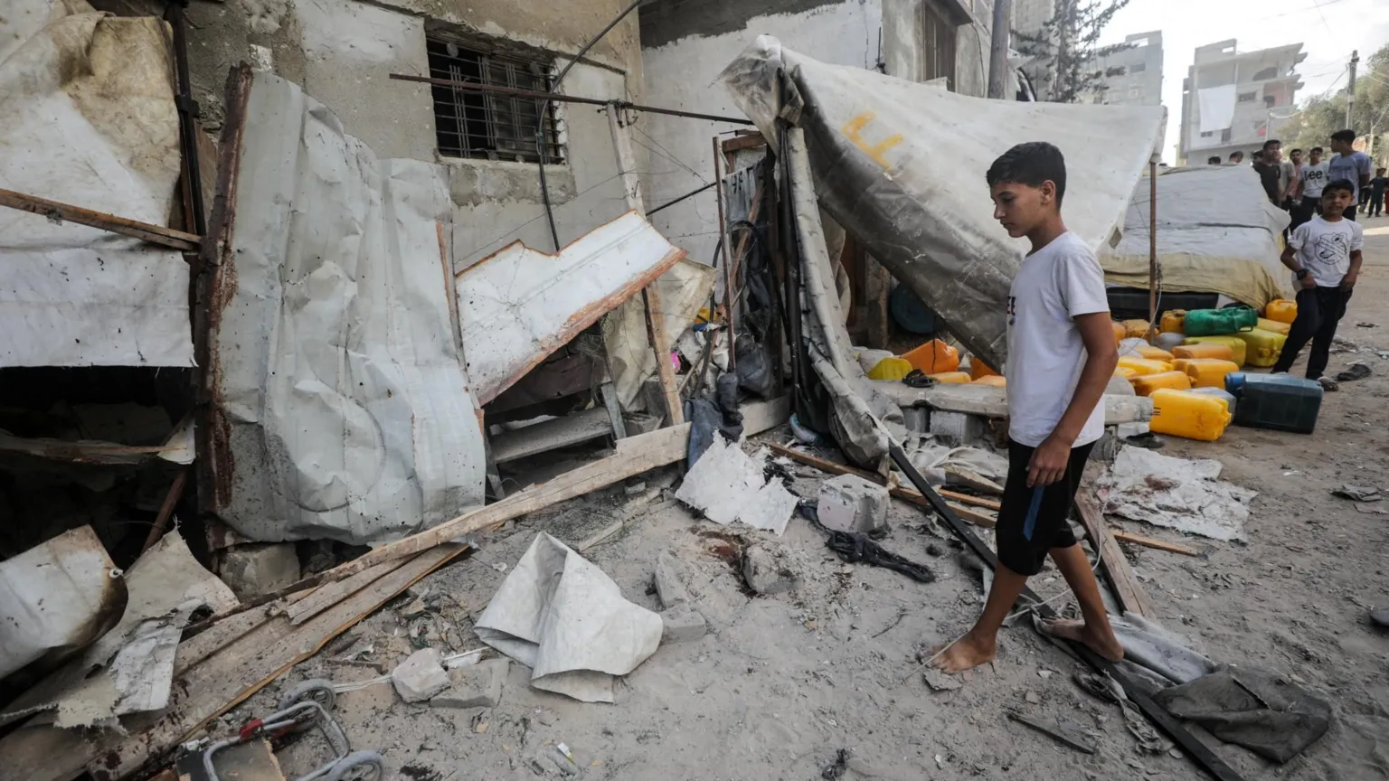 Pai em Gaza clama por justiça após filho ser morto em ataque israelense ao buscar água Dez pessoas foram mortas enquanto se reuniam perto de um ponto de distribuição de água no campo de refugiados de Nuseirat (Foto: Reuters)