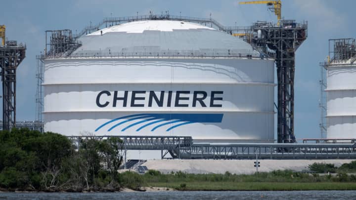 Acordo da União Europeia eleva ações de gás natural liquefeito após compras dos EUA Uma vista da instalação de LNG da Cheniere em Sabine Pass, localizada na Paróquia de Cameron, Louisiana, vista de Port Arthur, Texas, EUA, em 23 de junho de 2025. (Foto: Joel Angel Juarez | Reuters)