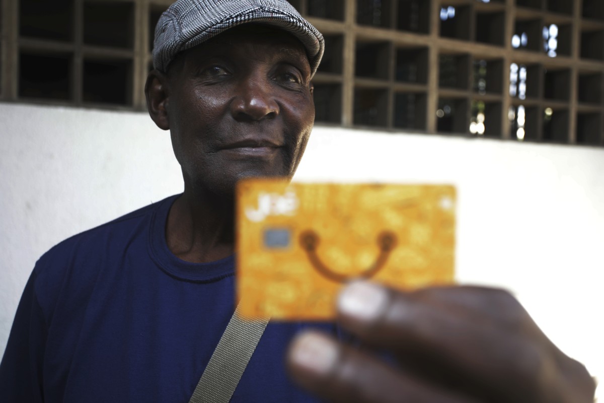 Justiça suspende exigência do cartão Jaé para idosos no transporte do Rio Padeiro Antonio Henrique Bento foi cobrado por motorista de ônibus que fizesse seu Jaé para embarcar (Foto: Fabiano Rocha / Agência O Globo)