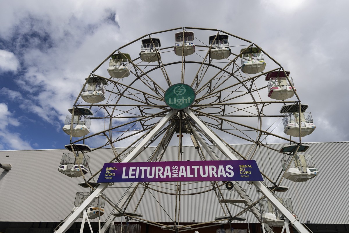 A roda-gigante Leitura nas Alturas, cujas cabines são decoradas com histórias e áudios de best-sellers (Foto: Márcia Foletto/Agência O Globo)