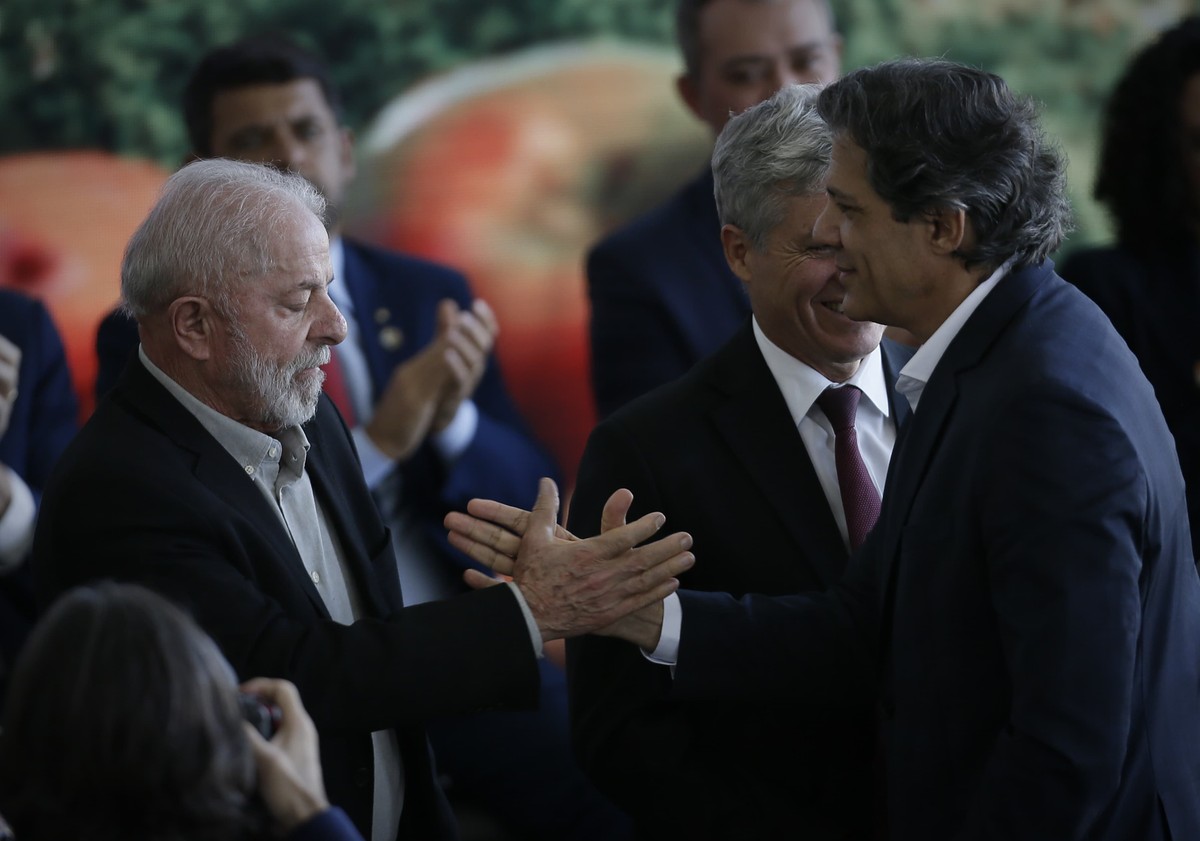 Haddad critica ato de Bolsonaro e defende Lula em meio a polêmica sobre anistia Haddad critica ato de Bolsonaro e defende Lula em meio a polêmica sobre anistia