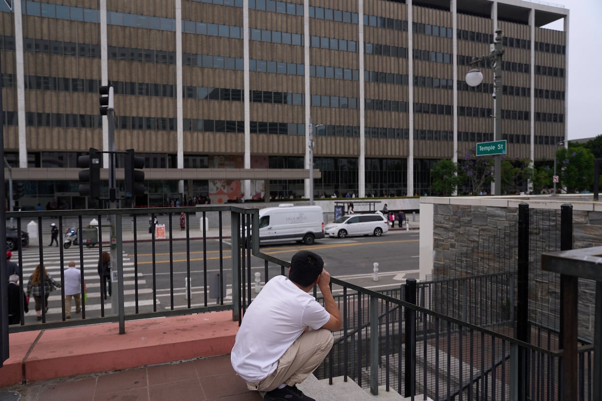 Várias pessoas se dirigem ao edifício federal de Los Angeles, onde se encontram imigrantes detidos pelo ICE, no dia 25 de junho. (Foto: Damian Dovarganes - AP)