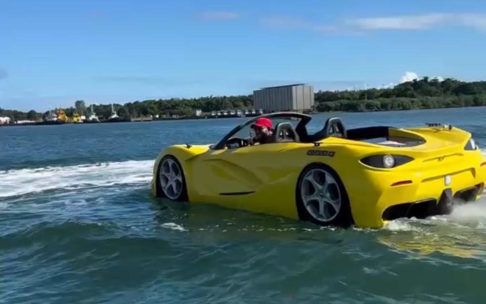 Carro de luxo aquático faz sucesso em praia da Bahia com vídeo impressionante Carro aquático foi flagrado em praia de Salvador (Foto: Redes sociais)