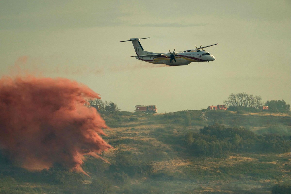 Moradores evacuam região no Sul da França por incêndio que destrói 1.500 hectares Aeronaves ajudam no combate a incêndio florestal na França (Foto: IDRISS BIGOU-GILLES / AFP)