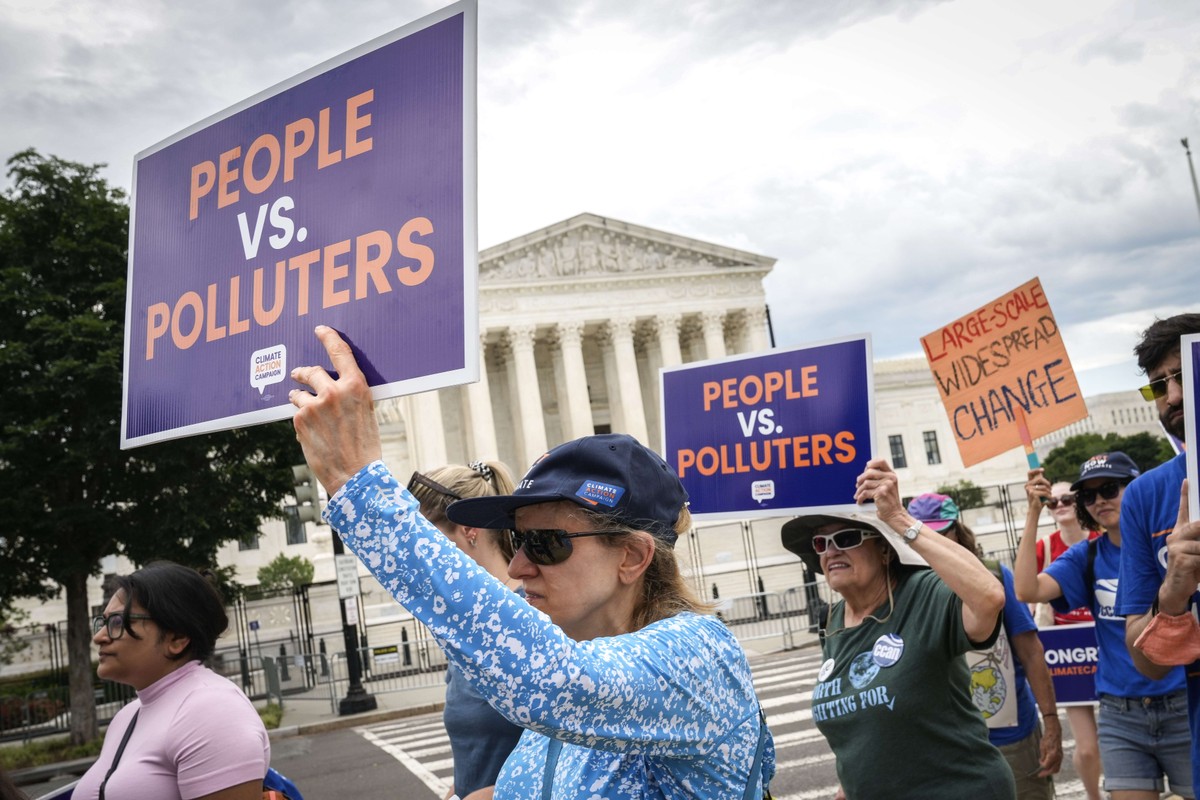 Funcionários da agência ambiental dos EUA denunciam irregularidades do governo Trump Ativistas ambientais protestam em frente à Suprema Corte dos EUA (Foto: Drew Angerer/AFP)