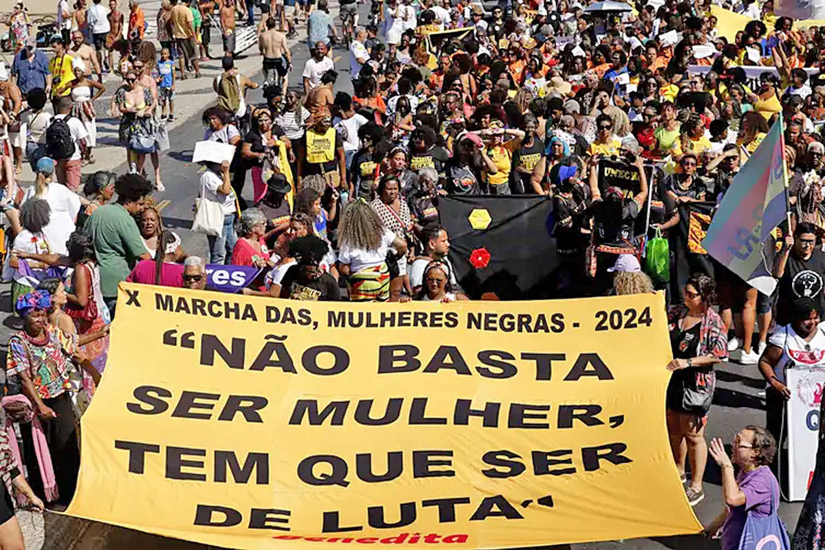 Marcha das Mulheres Negras, na praia de Copacabana, no Rio de Janeiro, teve como um dos lemas o combate ao racismo (Foto: Tânia Rêgo - 28.jul.24/Agência Brasil)