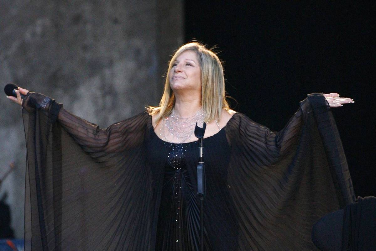 Barbra Streisand lança álbum de duetos com Bob Dylan e Hozier em clima dramático Barbra Streisand se apresenta em Berlim, em 2007 (Foto: Tobias Schwarz/Reuters)