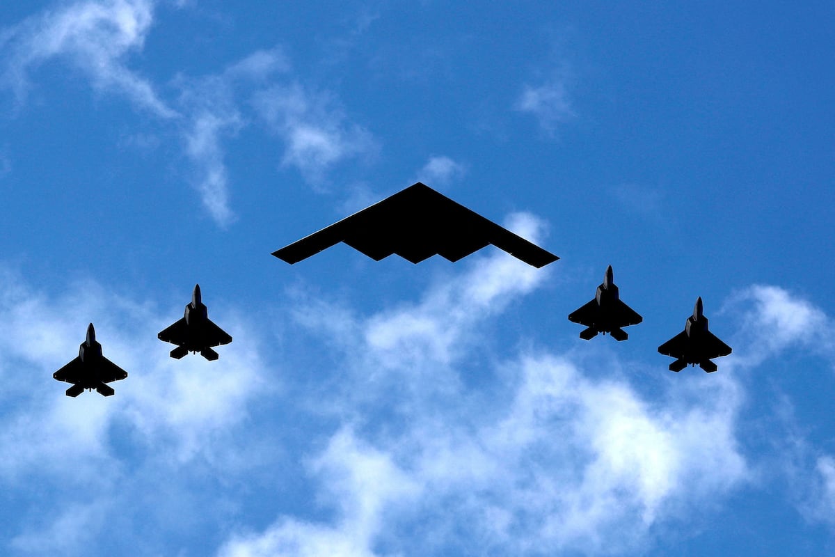 Irã e EUA buscam equilíbrio entre guerra, paz e influência da China Um bombardeiro americano B-2, escoltado por quatro F-22, realiza um voo de prática nos Estados Unidos. (Foto: Mike Segar/REUTERS)