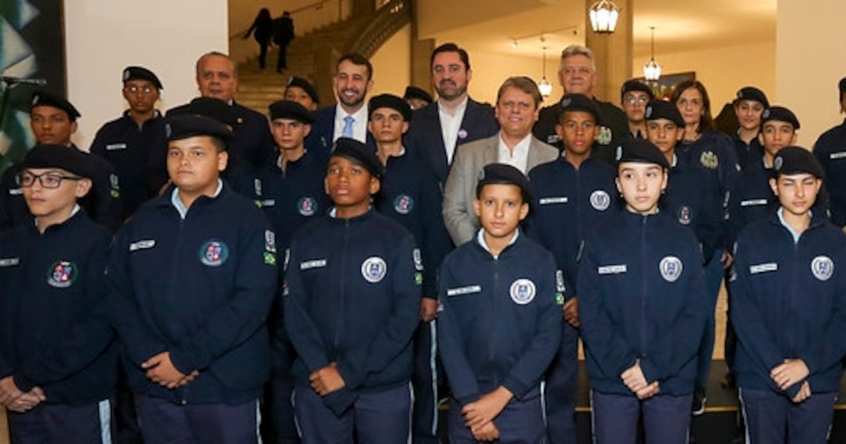 Governador Tarcísio de Freitas durante cerimônia no Palácio dos Bandeirantes ao lado de estudantes, quando sancionou lei que estabelece escolas cívico-militares no Estado. (Foto: Marcelo S. Camargo/Governo do Estado de SP - 24/06/2024)