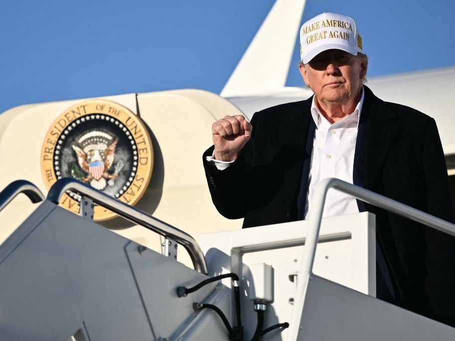 O presidente dos EUA, Donald Trump, posa para foto antes de entrar no avião presidencial, Air Force One (Foto: Mandel NGAN / AFP)
