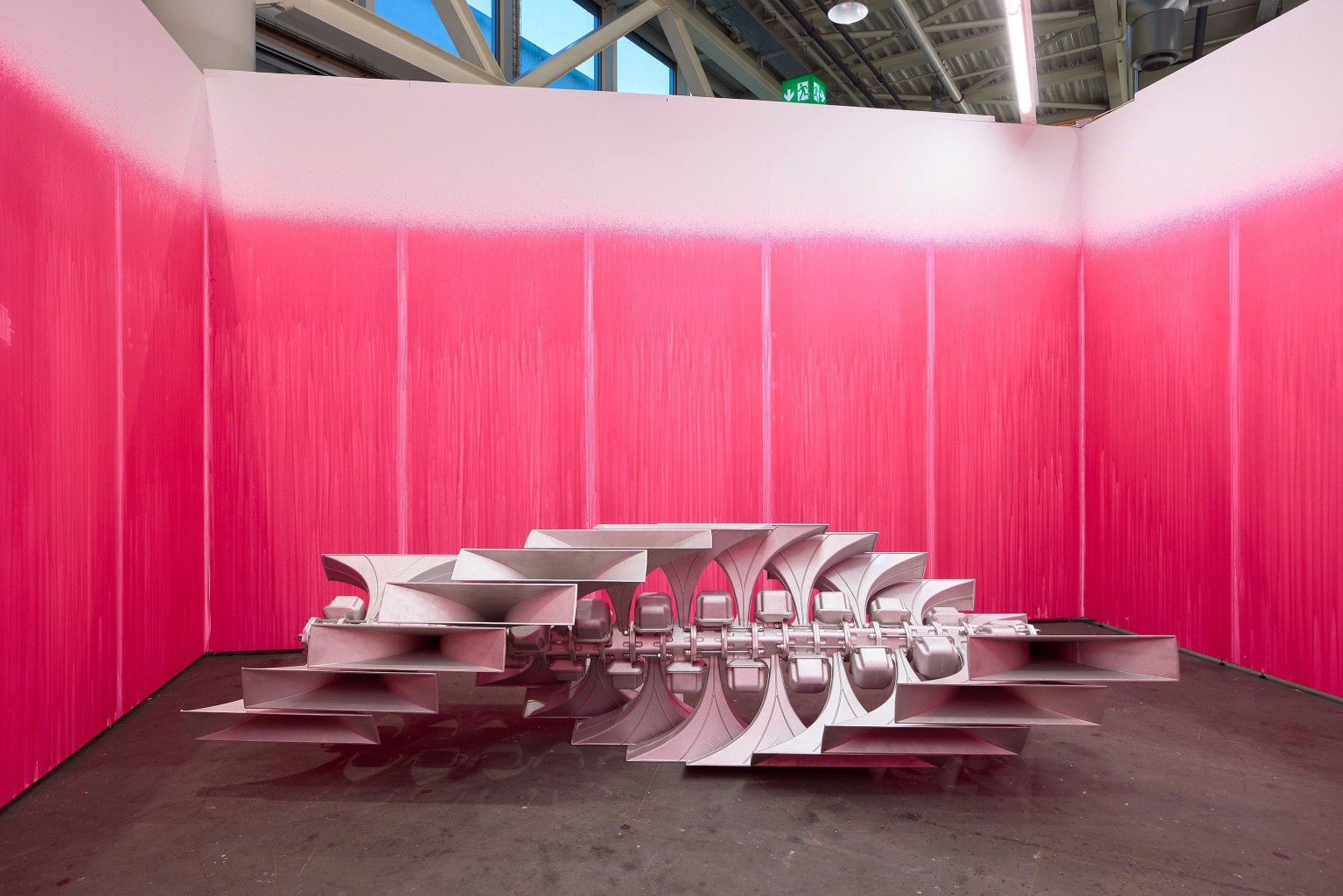 As melhores instalações da Liste, entre sons inquietantes e esculturas industriais miniaturas Produto rosa: Phos-Chek é um retardante de chama usado em aeroportos. (Foto: Max Goelitz Gallery)