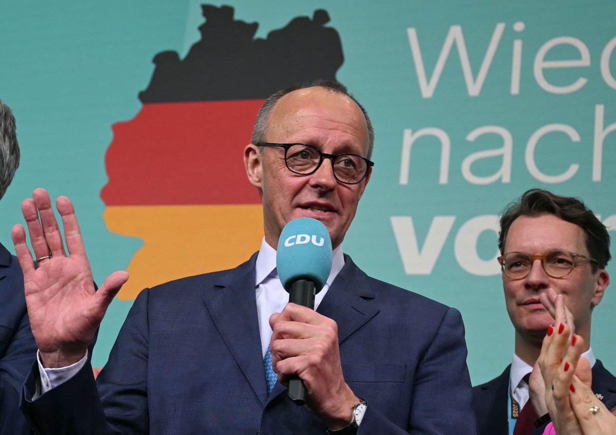 Friedrich Merz, líder do CDU, fala com apoiadores após divulgação dos primeiros resultados das urnas (Foto: Odd Andersen/AFP)