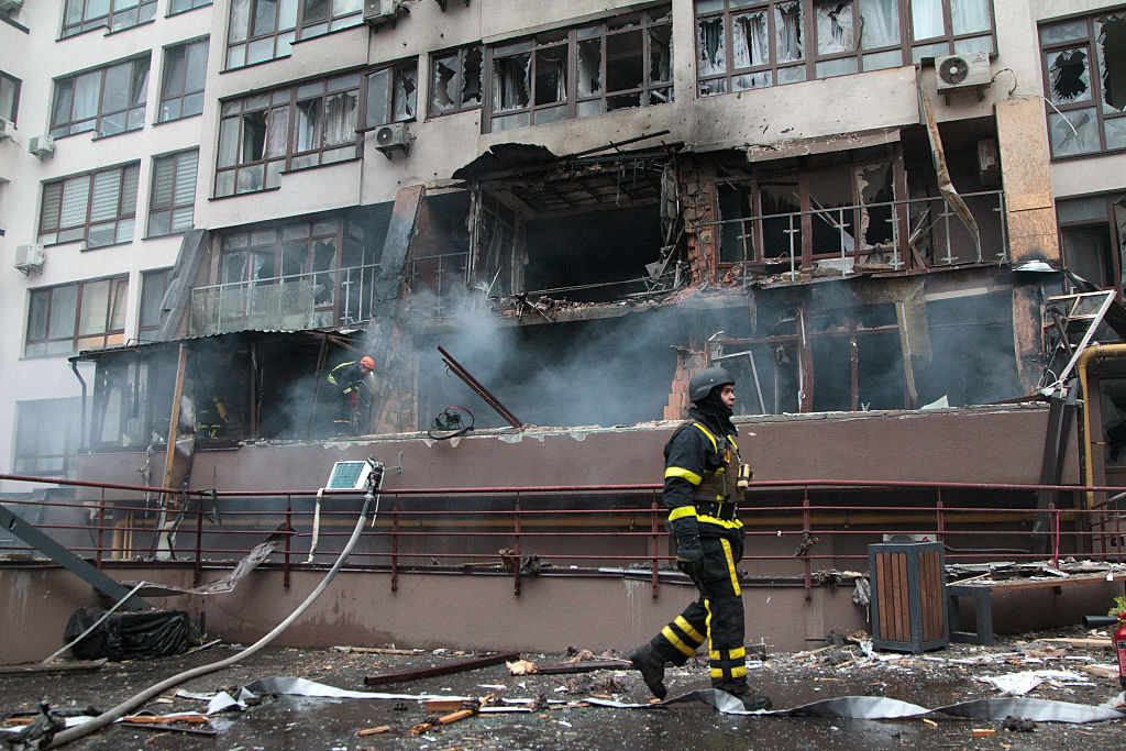 A Rússia lançou dezenas de ataques mortais com mísseis e drones em Kyiv desde o início da guerra em 2022. (Foto: NurPhoto via Getty Images)