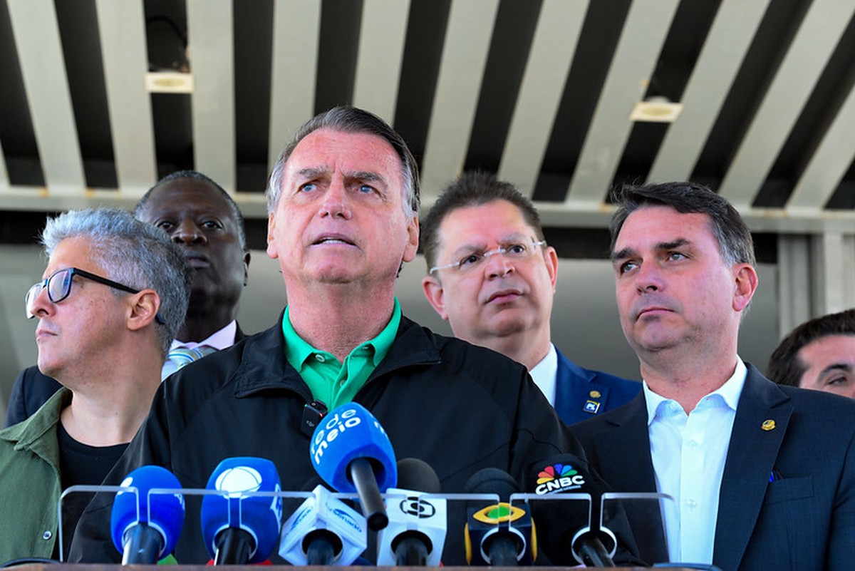 Bolsonaro afirma que dinheiro apreendido foi declarado e nega fuga do Brasil O ex-presidente Jair Bolsonaro, em entrevista após visita ao Senado (Foto: Edilson Rodrigues/Agência Senado/17-07-2025)