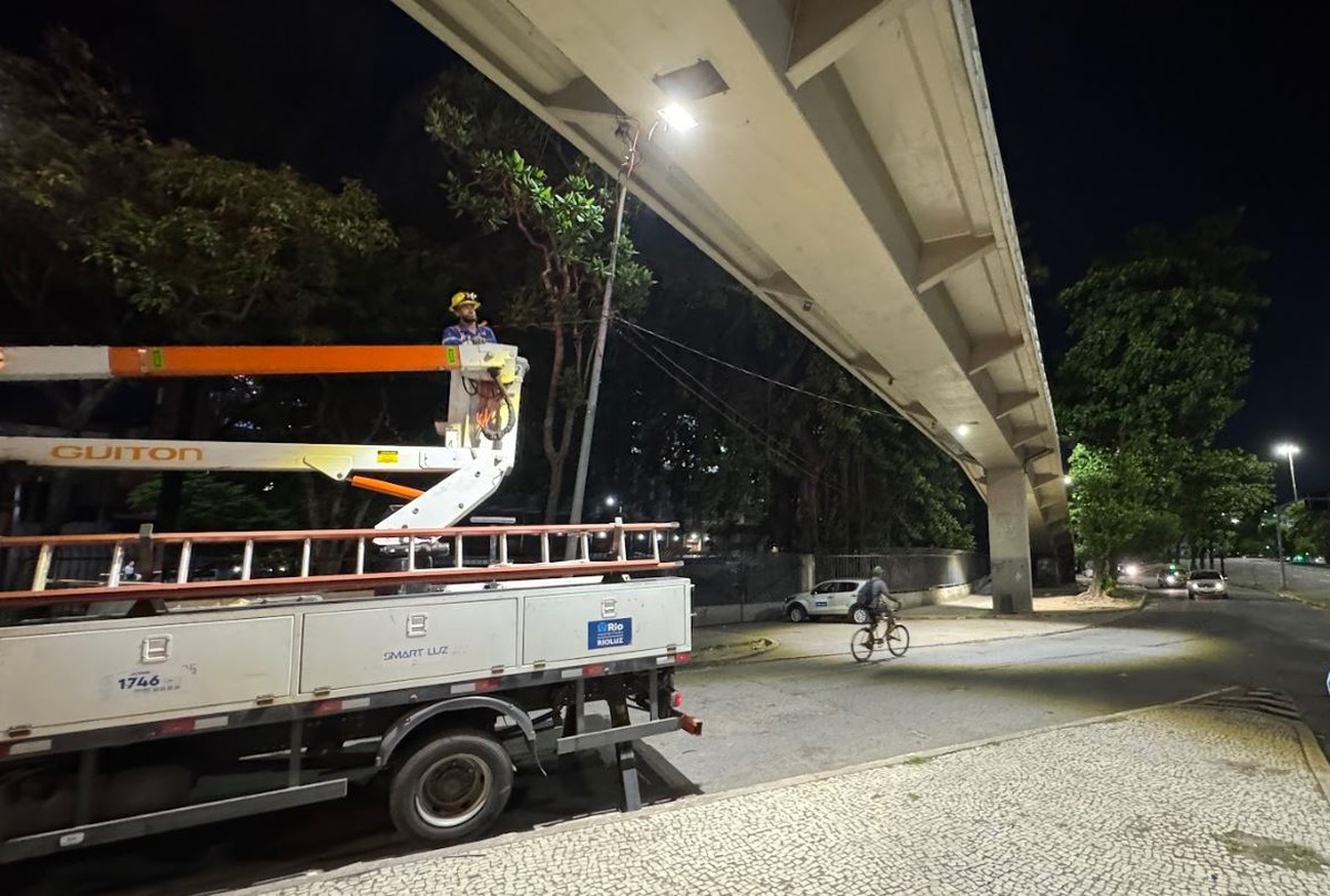 Entorno da Uerj ganha nova iluminação para reforçar segurança contra assaltos Agentes da RioLuz instalam novas luminárias de LED no entorno do campus da Uerj, no Maracanã (Foto: Divulgação)