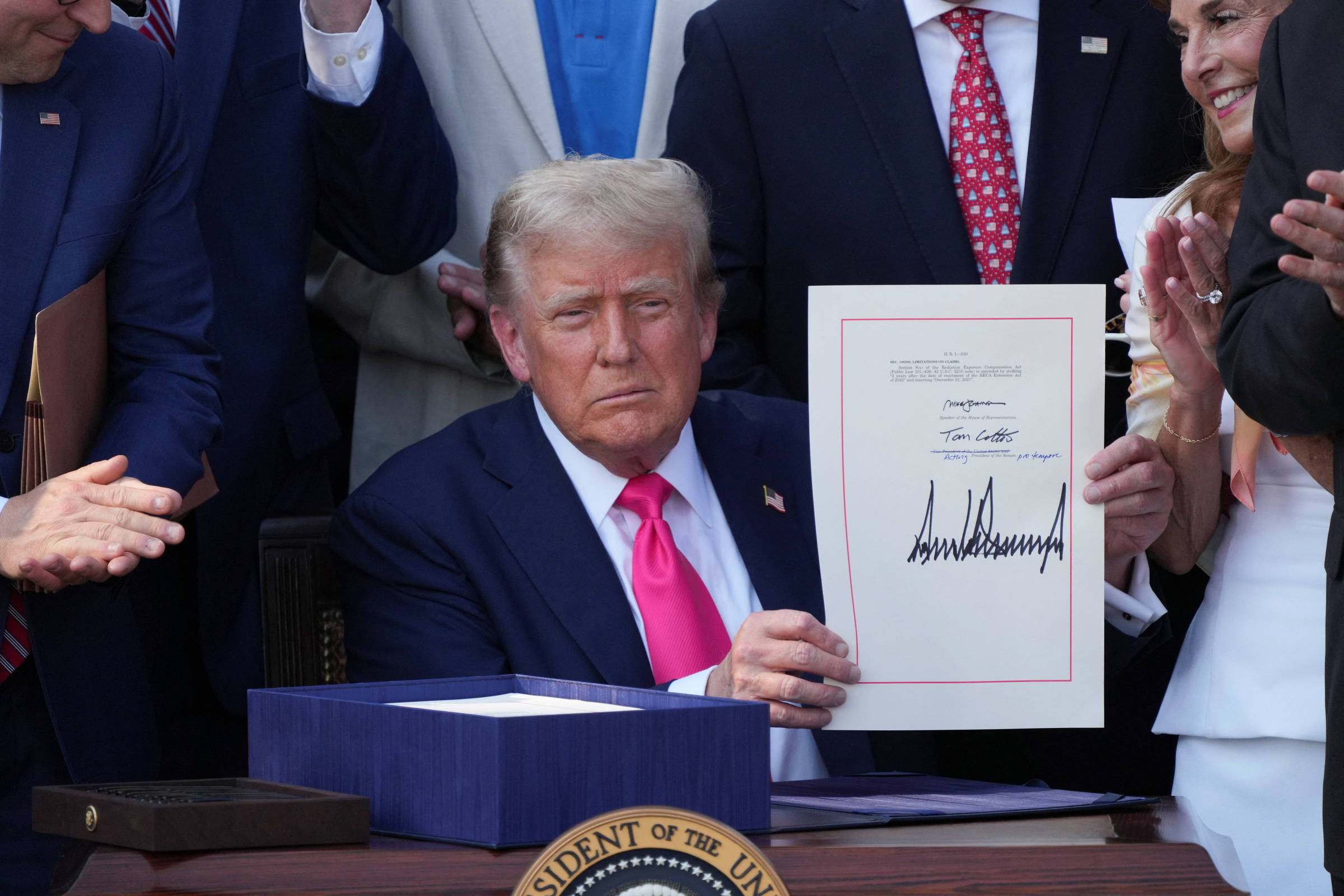 Fetiche pela força: como a cultura contemporânea celebra a dominação e o poder O presidente dos EUA, Donald Trump, exibe a assinatura de seu "grande e belo projeto", que corta impostos e aumenta o limite da dívida pública americana (Foto: Ken Cedeno/Reuters)