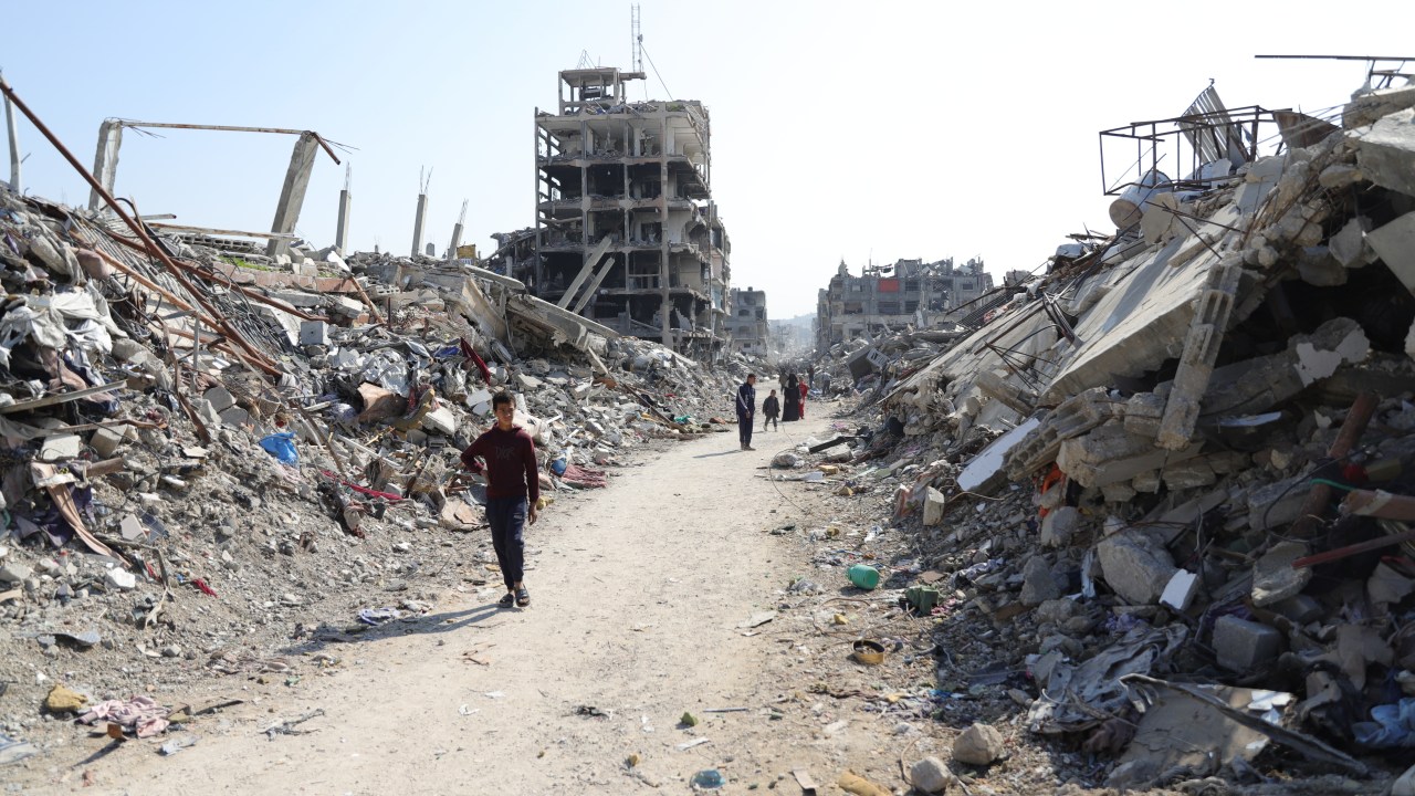 Palestinos retornam para área completamente destruída por ataques de Israel em Gaza - 29/1/2025 (Foto: Khalil Ramzi Alkahlut/Anadolu/Getty Images)