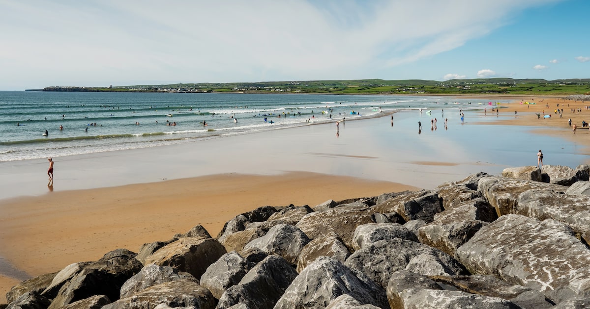 Irlanda oferece até R$ 539 mil para quem viver 10 anos em ilha remota Ilha Clare é uma das opções para quem quiser aderir ao programa. (Foto: mark_gusev/Adobe Stock)