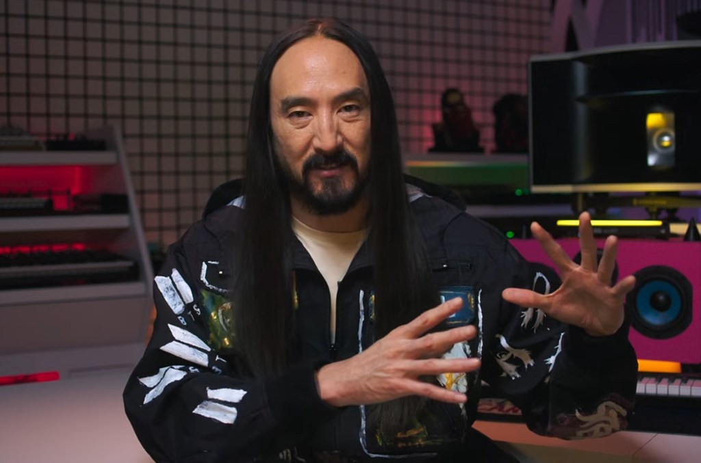 Steve Aoki relembra momento mágico que inspirou remix de 'MIC Drop' com BTS Steve Aoki recorda o momento de virada dos remixes de "MIC Drop" e como tudo aconteceu. (Foto: Reprodução)