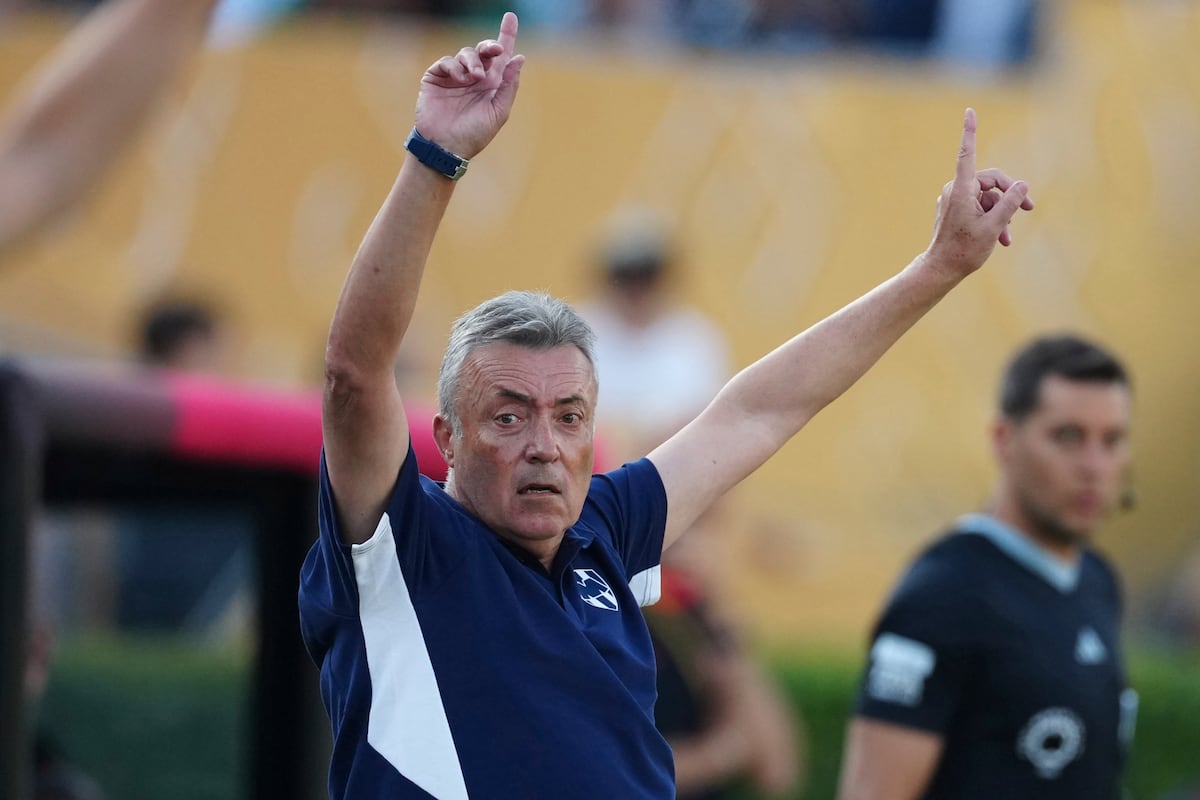 Domènec Torrent, durante o jogo entre Monterrey e Urawa (4-0) em que a equipe mexicana se classificou para as oitavas de final do Mundial de Clubes (Foto: Associated Press/LaPresse)