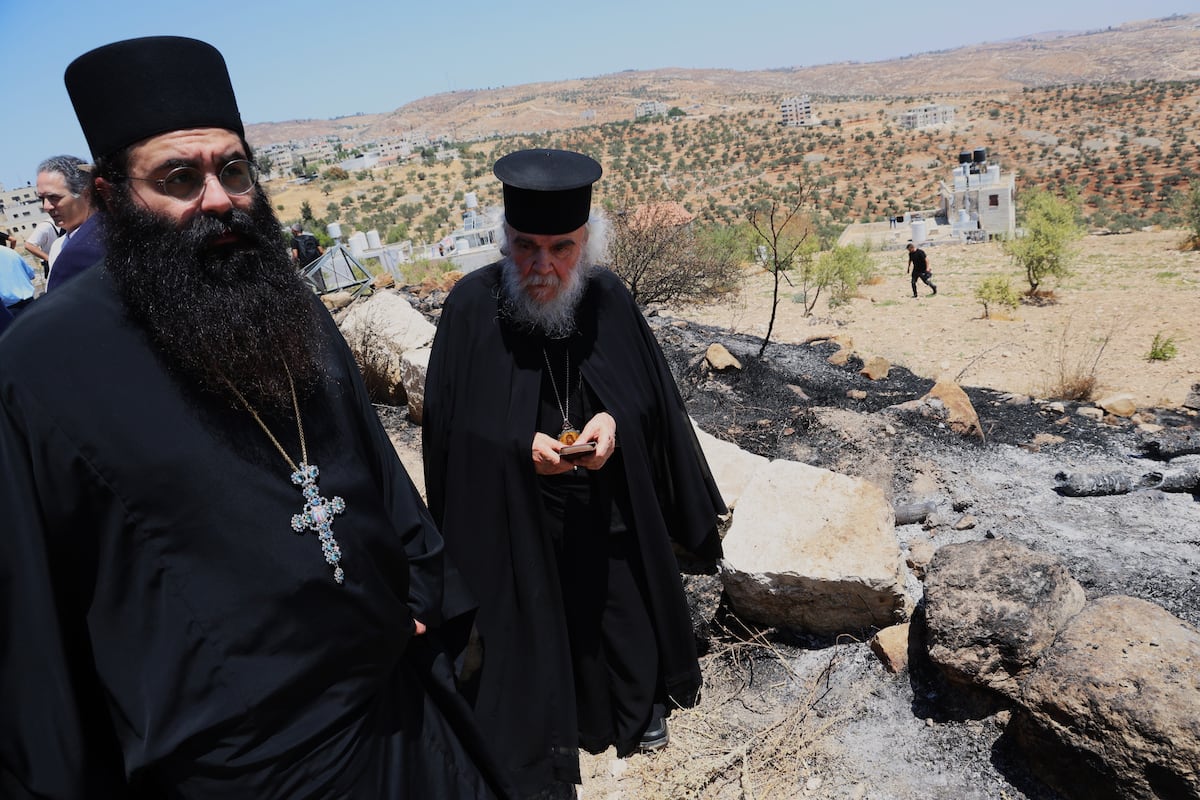 Religiosos, nesta segunda-feira, diante da área queimada por colonos judeus perto da Igreja de San Jorge em Taybeh (Cisjordânia). (Foto: Luis de Vega)