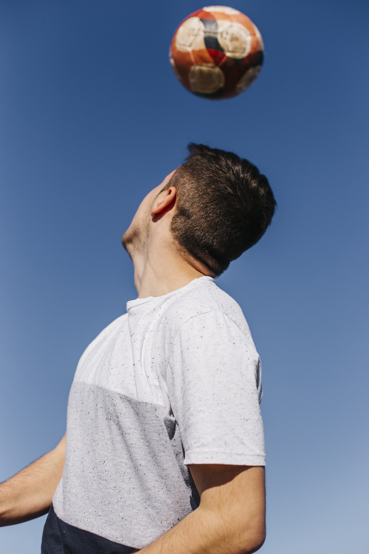 Cabecear bolas de futebol altera o cérebro, revela estudo recente sobre riscos Cabecear uma bola de futebol altera o cérebro, segundo pesquisa liderada pela Universidade de Sydney (Foto: Freepik)
