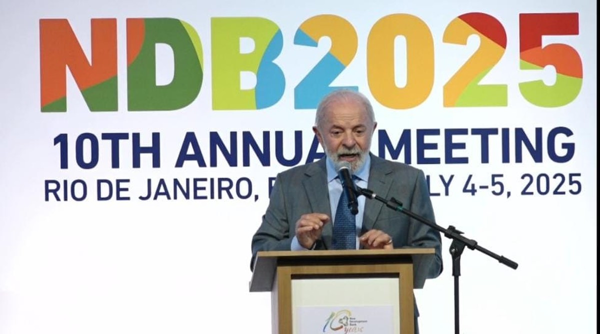 Lula defende negociações em moeda local para reduzir dependência do dólar O presidente Lula discursa na abertura do 10º encontro de governadores do Novo Banco de Desenvolvimento dos Brics (Foto: Reprodução)