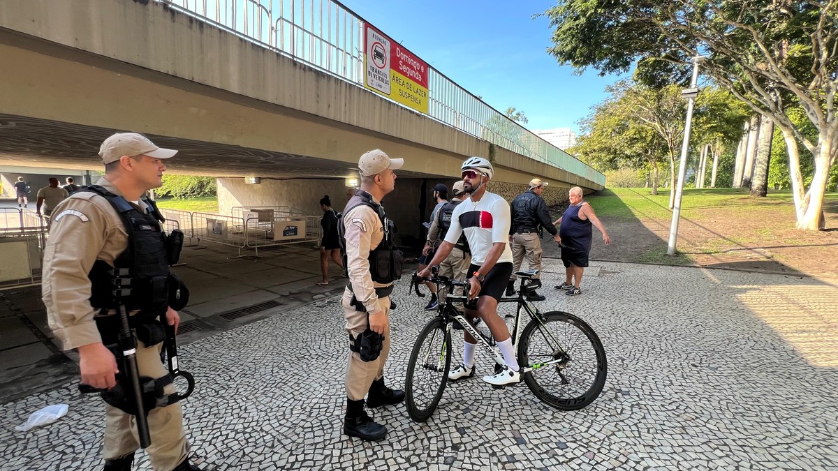 Brics gera polêmica com restrições a bicicletas e cadeiras de praia no domingo Ciclista Adeleniel Jesus impedido de acessar o Aterro de bicicleta (Foto: Ana Branco/O Globo)