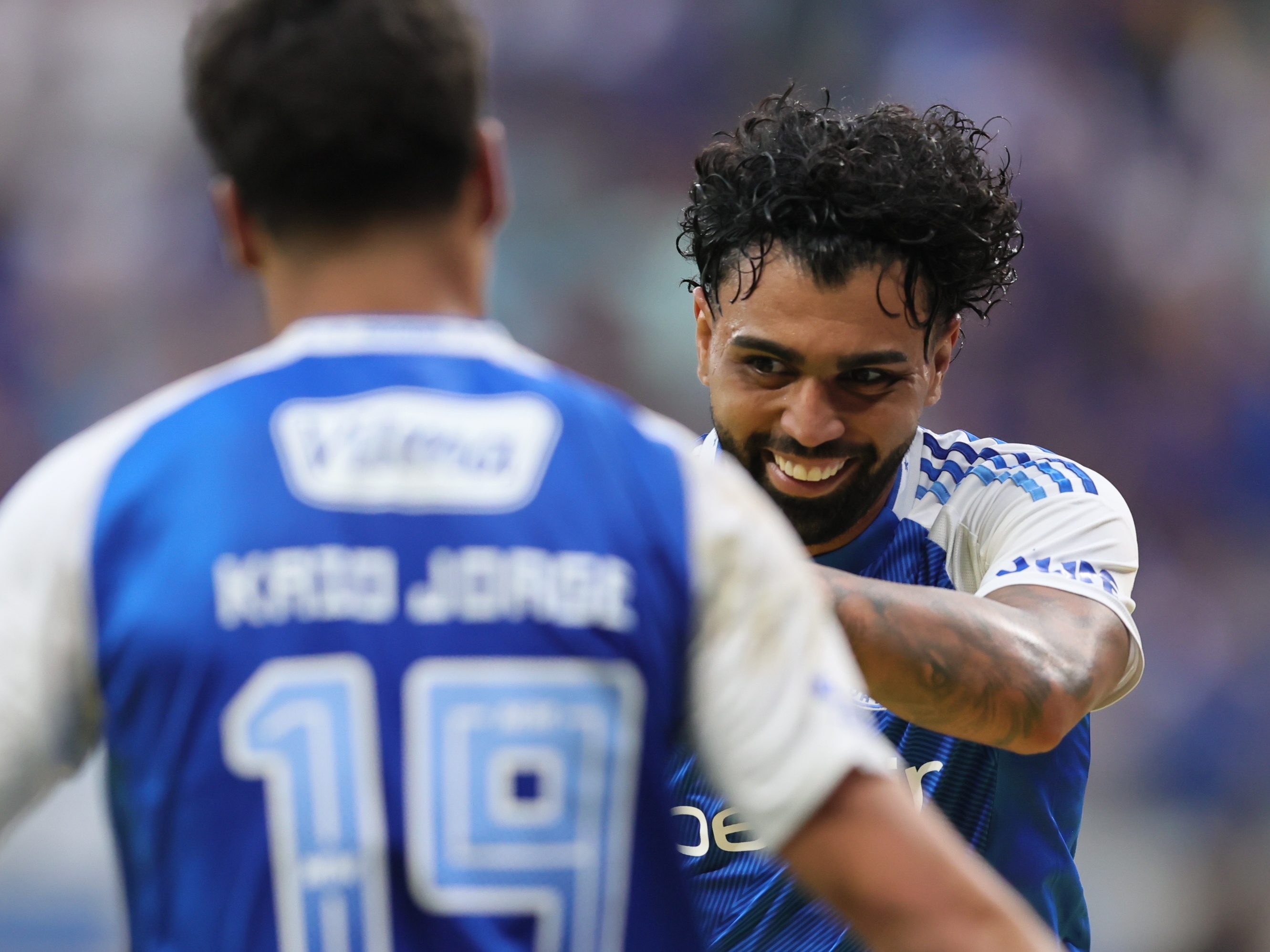 Cruzeiro brilha em campo azul e se mantém na liderança do Brasileiro Gabigol comemora com Kaio Jorge o segundo gol mineiro (Foto: Gilson Lobo/Agif)