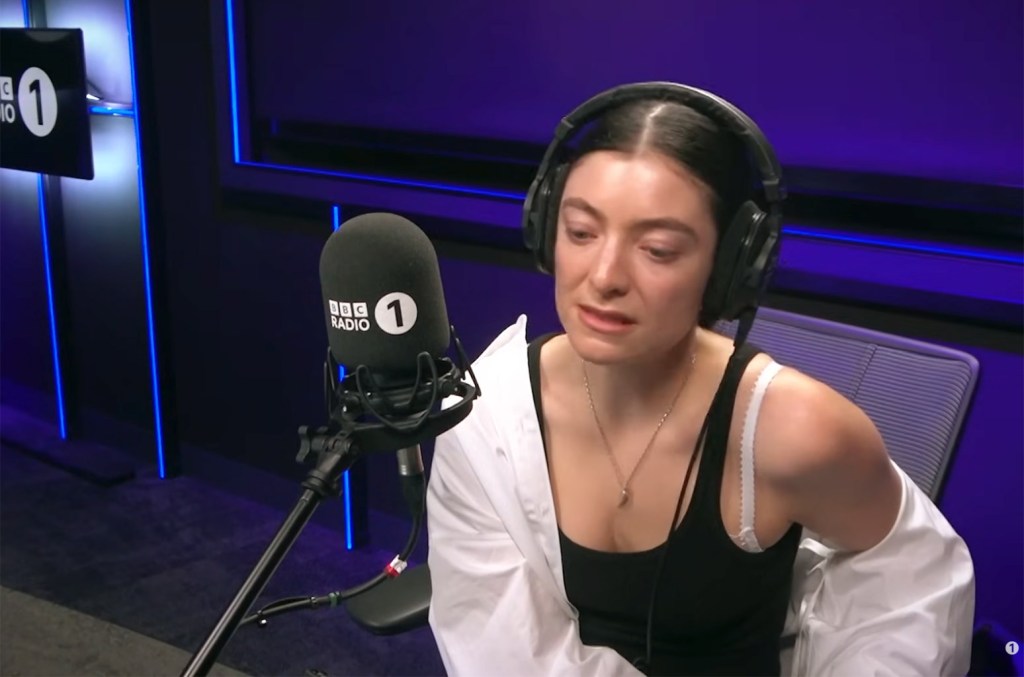 Lorde revela que transtorno alimentar prejudicou sua carreira musical e criatividade Lorde lembrou que se preocupava que seu transtorno alimentar a impedisse de fazer música novamente em uma entrevista recente. (Foto: Reprodução)